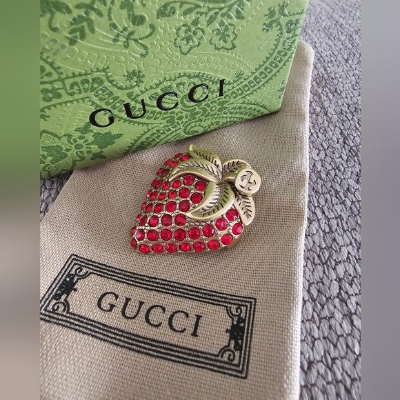 GG Strawberry Brooch | Red 🍓 - Picture 7 of 9